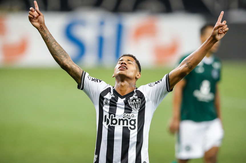 jogador do Atlético-MG abre os braços comemorando gol